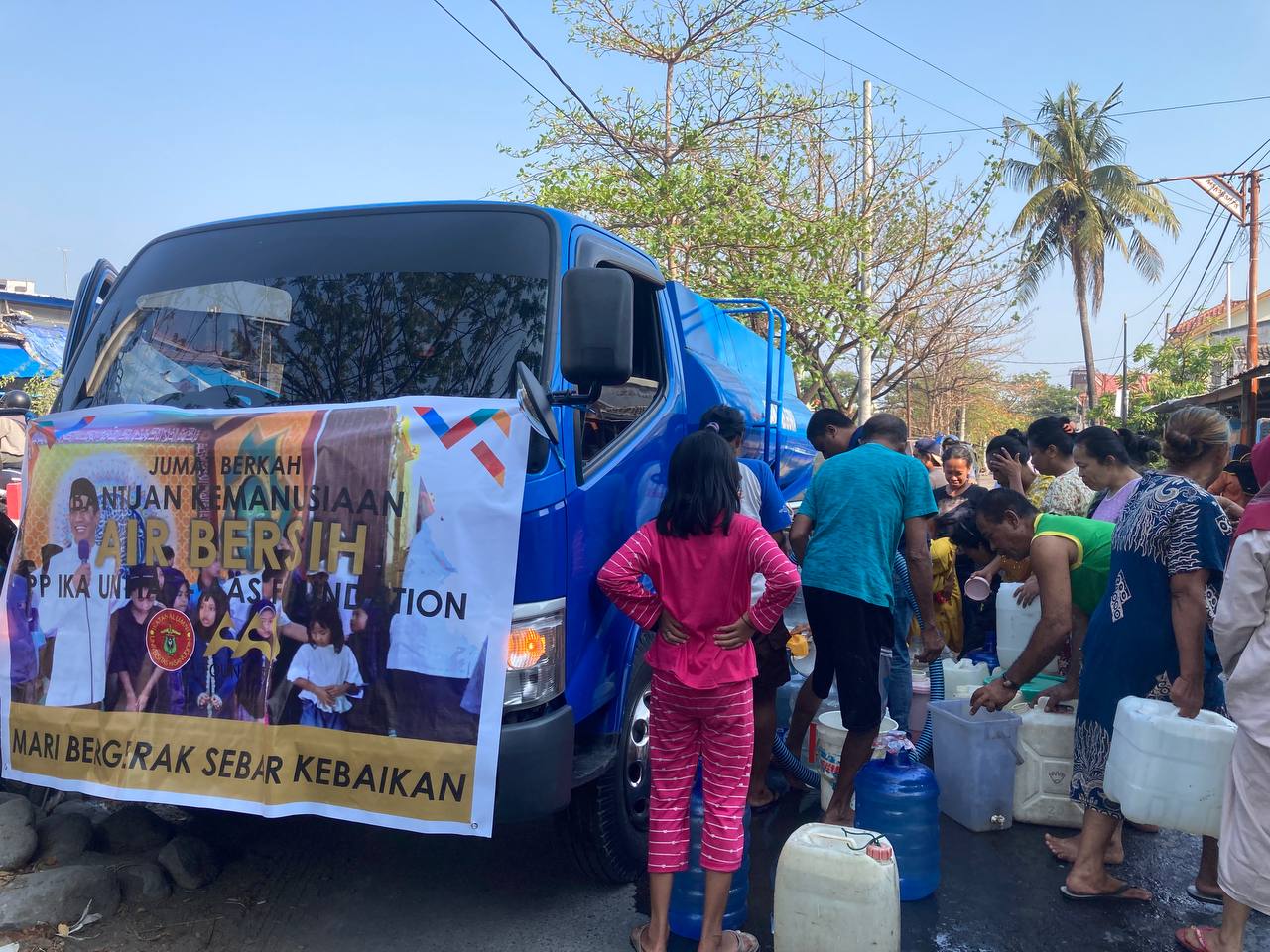 Jumat Berkah: PP IKA Unhas dan AAS Foundation Distribusikan 25 Ribu Liter Air di Tiga Titik Kelurahan di Kecamatan Tallo